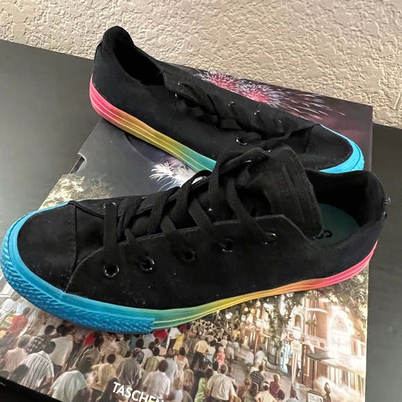 🌈👟 CONVERSE CHUCK TAYLOR ALL STAR RAINBOW PRIDE SNEAKER - Picture 3 of 10
